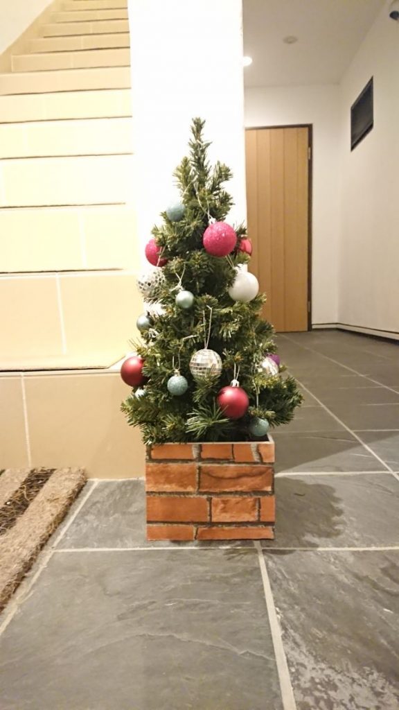 玄関のクリスマスディスプレイのツリー